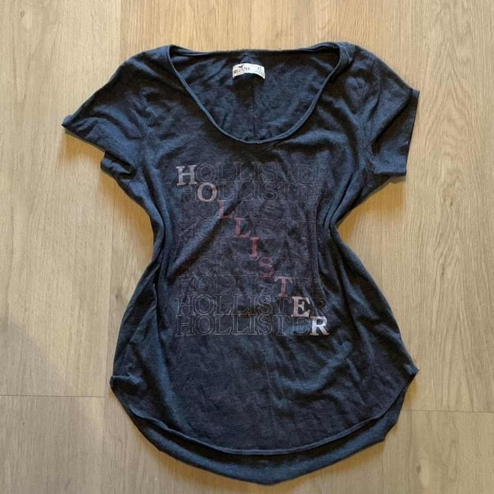 Hollister Co. black & grey graphic tee with a relaxed fit  Size XS